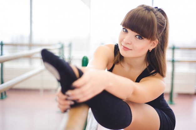 Danseuse fait des exercices en classe de ballet