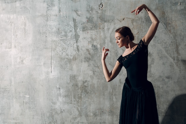 Danseuse de flamenco femme en robe noire.