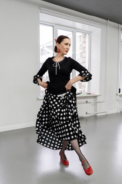 Photo danseuse de flamenco en studio