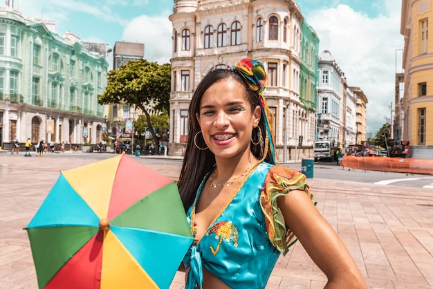 Danseuse de frevo au carnaval de rue à Recife Pernambuco Brésil