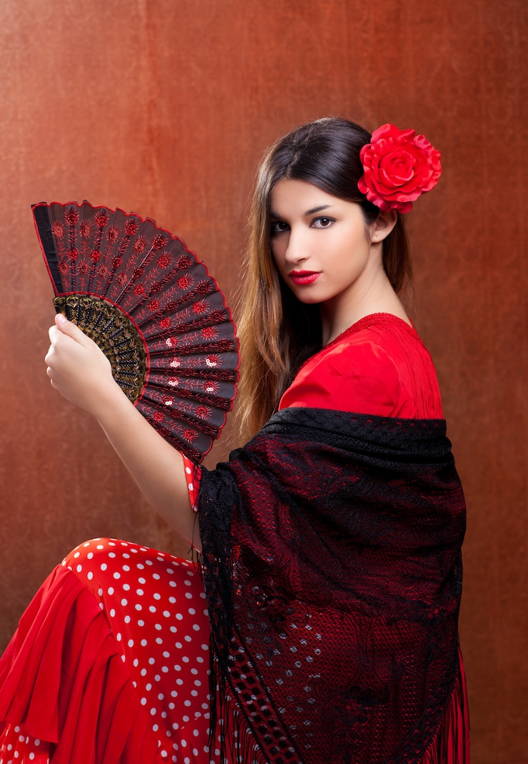 Photo danseuse gipsy fille d'espagne avec rose rouge