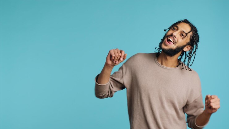 Photo une danseuse heureuse qui s'amuse à danser sur le fond d'un studio de rythme.
