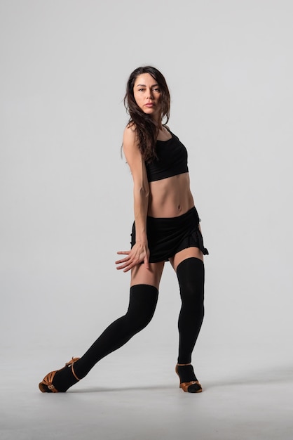 Danseuse latina passionnée en studio