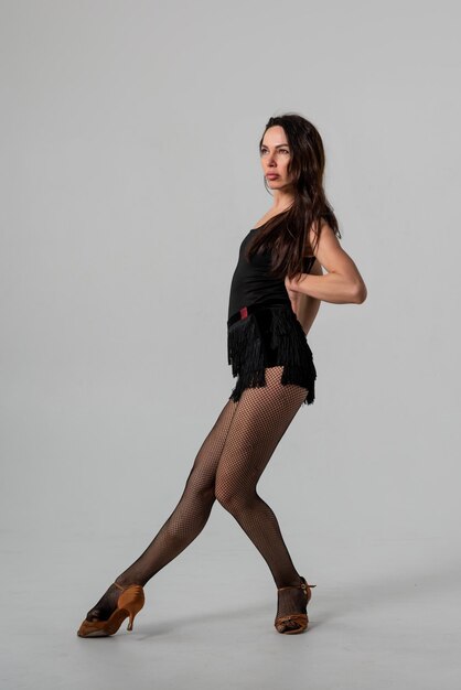 Danseuse latina passionnée en studio