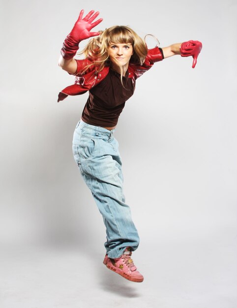 Photo une danseuse posant sur le fond du studio