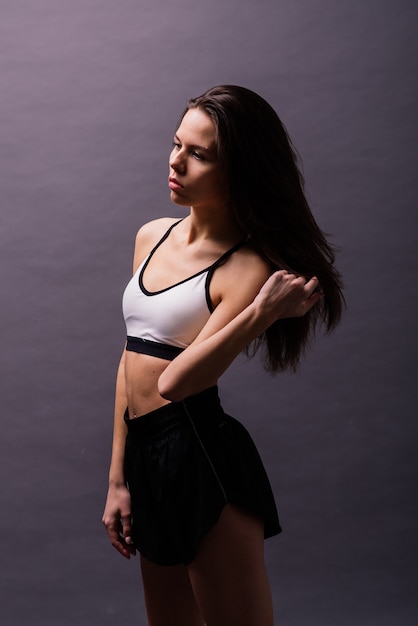 Danseuse de style moderne posant sur un fond de studio