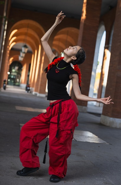 Une danseuse urbaine exprimant des racines orientales photo verticale