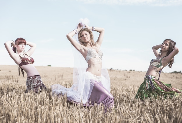 Danseuses du ventre dans un champ de blé