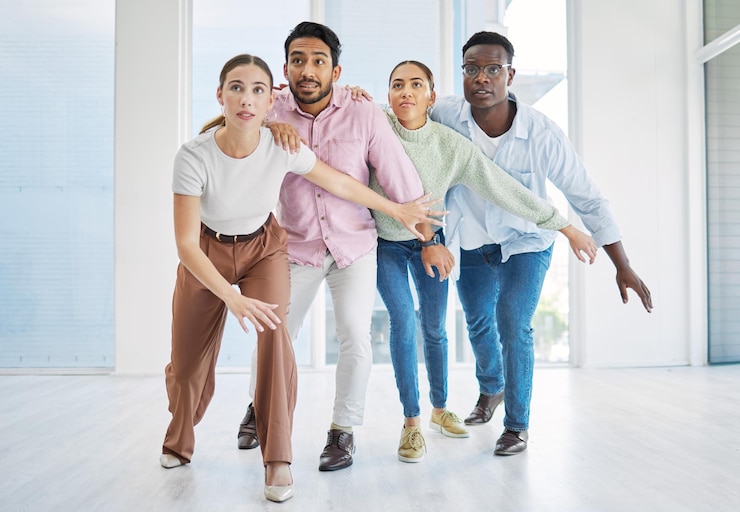 Photo dansez le team building et les gens d'affaires ensemble en collaboration à notre sujet ou posez dans le bureau d'une entreprise créative en démarrage groupe de rassemblement et de travailleurs dans le soutien solidaire et la coopération des designers