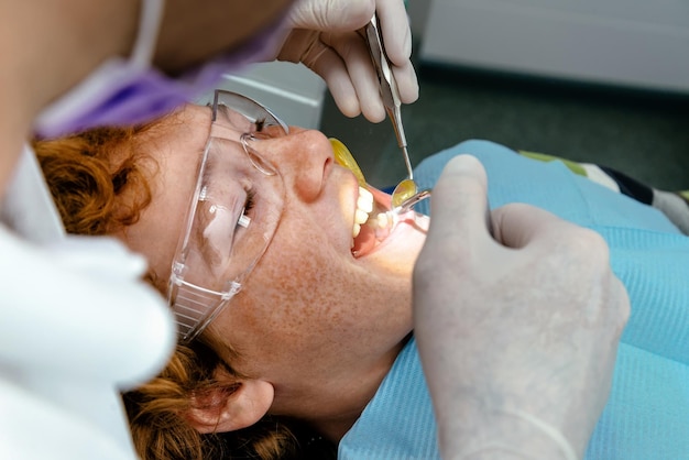 Le dantiste inspecte les dents de lait