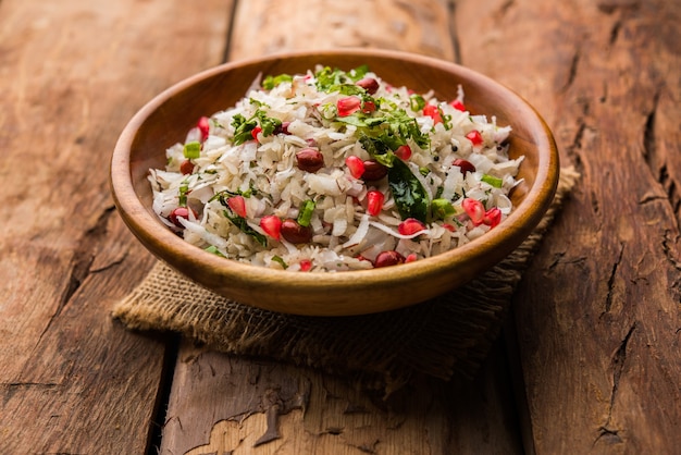 Le Dapde Pohe est un petit-déjeuner typique du Maharashtrian, composé d'une fine variété de poha et de noix de coco fraîche avec du piment, des cacahuètes et des noix. servi dans un bol ou une assiette. mise au point sélective