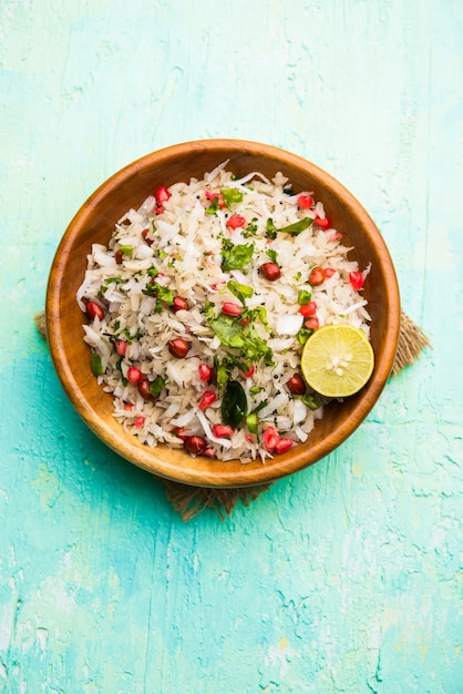 Le Dapde Pohe est un petit-déjeuner typique du Maharashtrian, composé d'une fine variété de poha et de noix de coco fraîche avec du piment, des cacahuètes et des noix. servi dans un bol ou une assiette. mise au point sélective