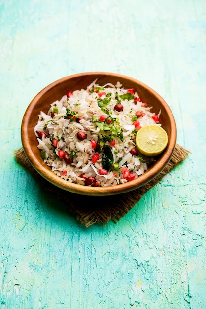 Le Dapde Pohe est un petit-déjeuner typique du Maharashtrian, composé d'une fine variété de poha et de noix de coco fraîche avec du piment, des cacahuètes et des noix. servi dans un bol ou une assiette. mise au point sélective