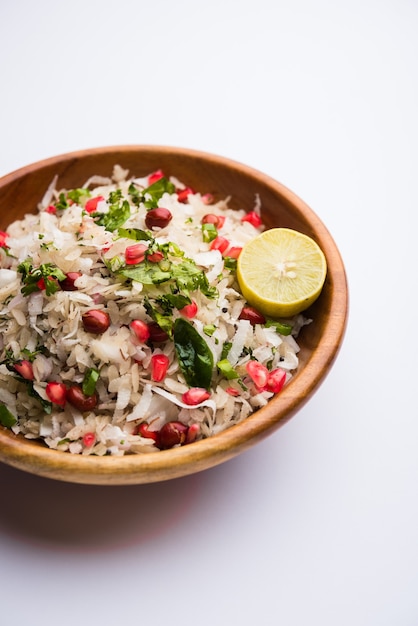 Le Dapde Pohe est un petit-déjeuner typique du Maharashtrian, composé d'une fine variété de poha et de noix de coco fraîche avec du piment, des cacahuètes et des noix. servi dans un bol ou une assiette. mise au point sélective