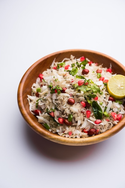 Le Dapde Pohe est un petit-déjeuner typique du Maharashtrian, composé d'une fine variété de poha et de noix de coco fraîche avec du piment, des cacahuètes et des noix. servi dans un bol ou une assiette. mise au point sélective