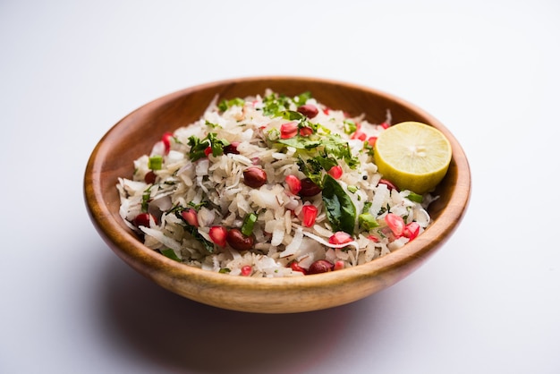 Le Dapde Pohe est un petit-déjeuner typique du Maharashtrian, composé d'une fine variété de poha et de noix de coco fraîche avec du piment, des cacahuètes et des noix. servi dans un bol ou une assiette. mise au point sélective