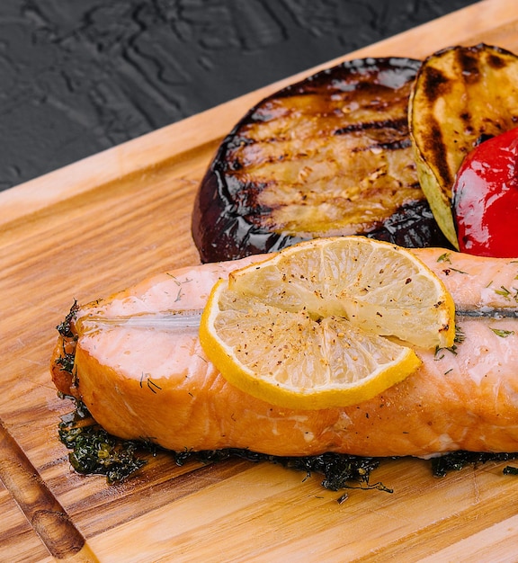 Photo darne de saumon sur le gril avec légumes grillés