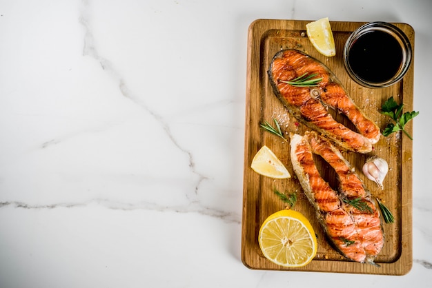 Darnes de saumon grillées avec ingrédients