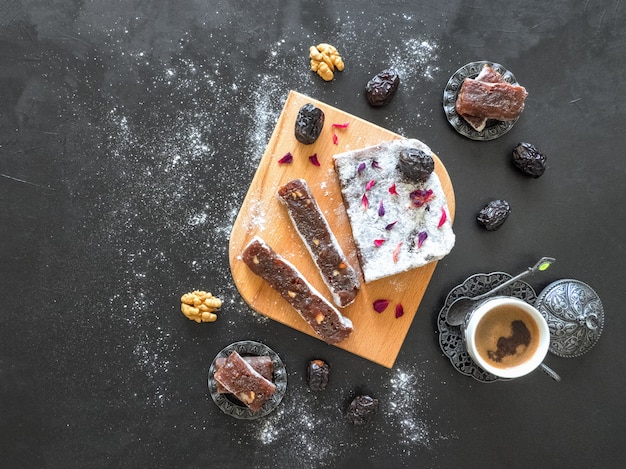 Datation de bouchées sucrées. Bonbons arabes faits maison