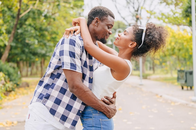 Date couple homme et femme jour de la Saint-Valentin amant noir africain au parc en plein air saison d'été