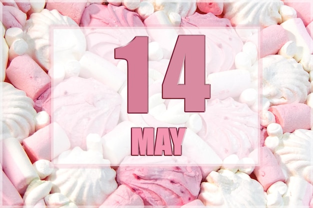 Date du calendrier sur fond de guimauves blanches et roses Le 14 mai est le quatorzième jour du mois