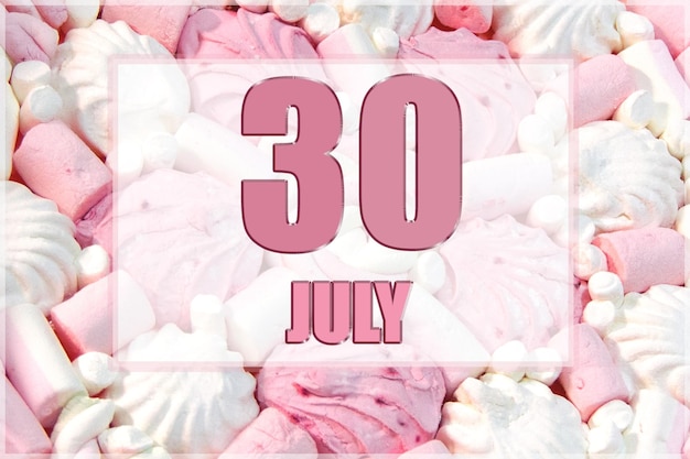 Date du calendrier sur fond de guimauves blanches et roses Le 30 juillet est le trentième jour du mois