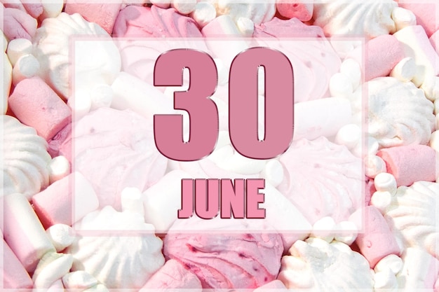 Date du calendrier sur fond de guimauves blanches et roses Le 30 juin est le trentième jour du mois