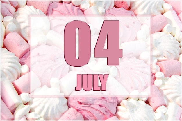 Date du calendrier sur fond de guimauves blanches et roses Le 4 juillet est le quatrième jour du mois