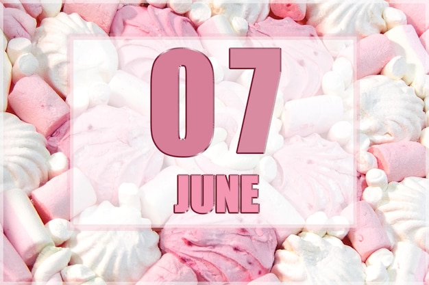 Date du calendrier sur fond de guimauves blanches et roses Le 7 juin est le septième jour du mois