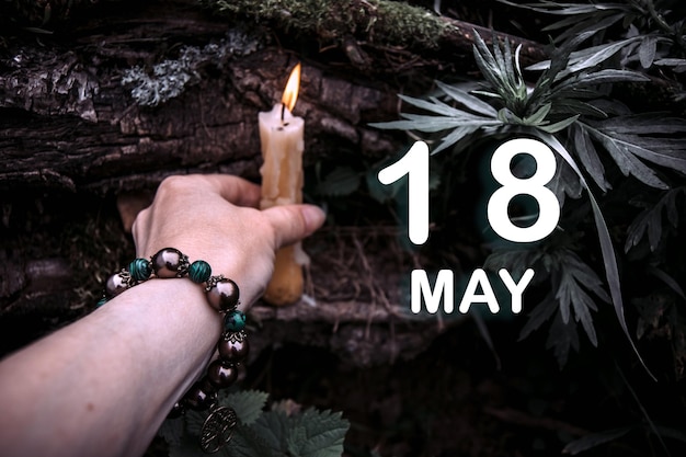 Date du calendrier sur le fond d'un rituel spirituel ésotérique Le 18 mai est le dix-huitième jour du mois