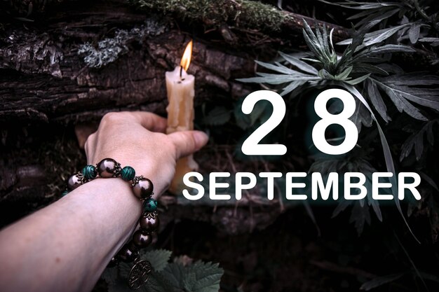 Date du calendrier sur le fond d'un rituel spirituel ésotérique Le 28 septembre est le vingt-huitième jour du mois