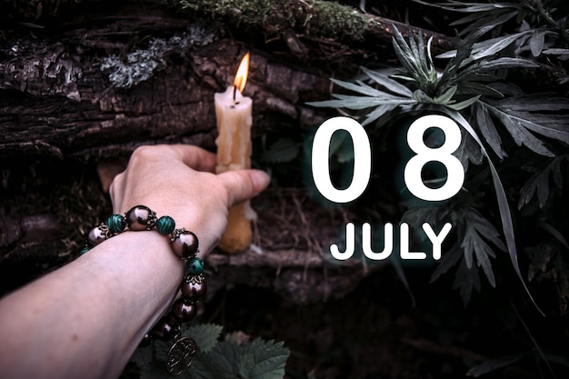 Date du calendrier sur le fond d'un rituel spirituel ésotérique Le 8 juillet est le huitième jour du mois