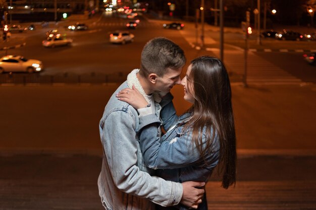 Date du couple amoureux sur fond de lumières de la ville nocturne