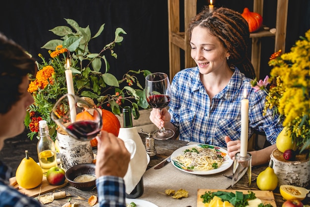 Date du week-end avec vin rouge et pâtes