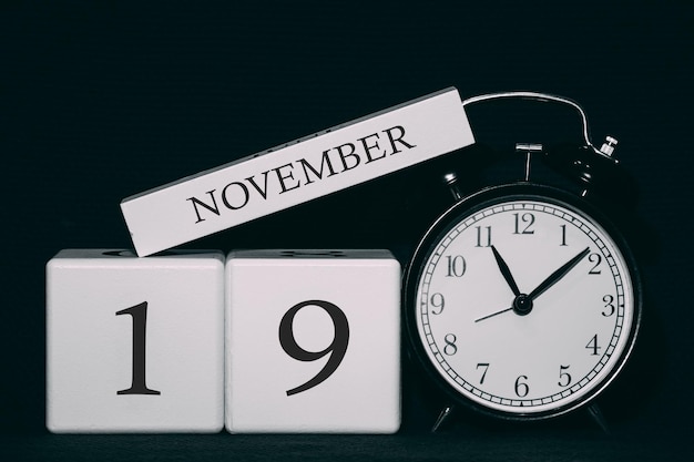 Date et événement importants sur un calendrier noir et blanc Cube date et mois jour 19 novembre