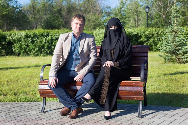 Une date d'un homme de race blanche adulte et jeune femme islamique