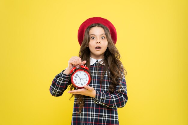 Photo date limite de la dernière chance enfant anxieux inquiet de la date limite sur fond jaune petite fille stressée tenant une horloge rappel de la date limite respecter ou briser la date limite