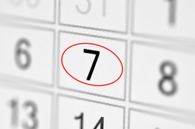 Date limite du calendrier du planificateur, jour de la semaine sur papier blanc 7