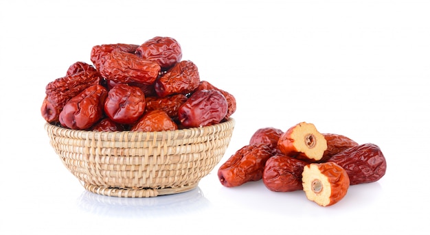 Date rouge séchée ou jujube chinois dans le panier sur blanc