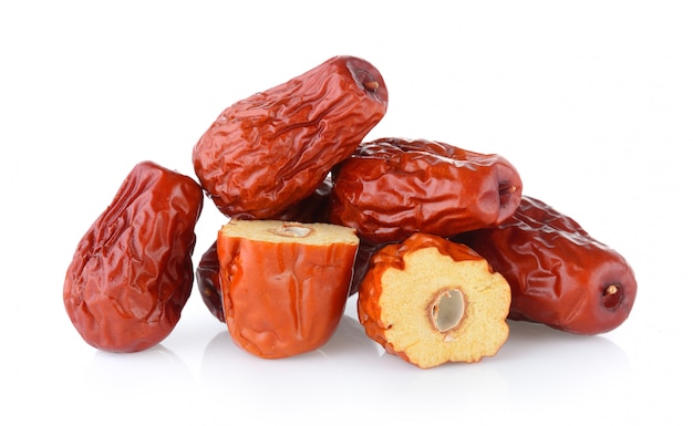 Date rouge séchée ou jujube chinois sur fond blanc