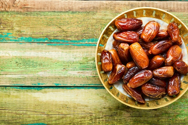 Date séchée orientale sur table