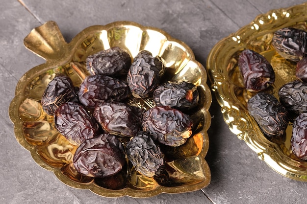 Dates Ajwah ajwa. kurma ajwa est dattier ou palmier dattier. servi sur une plaque de cuivre en forme de cœur. Ramadan.