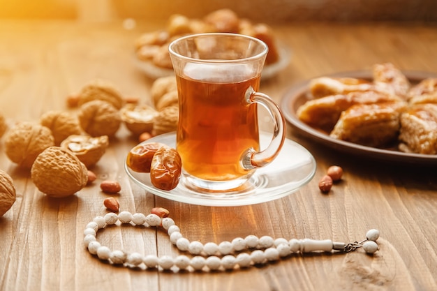 Dates, chapelets et baklava. Ramadan. Mise au point sélective.