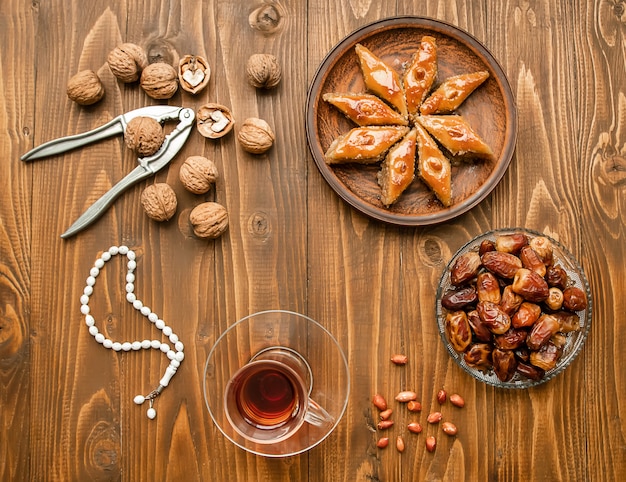 Dates, chapelets et baklava. Ramadan. Mise au point sélective.