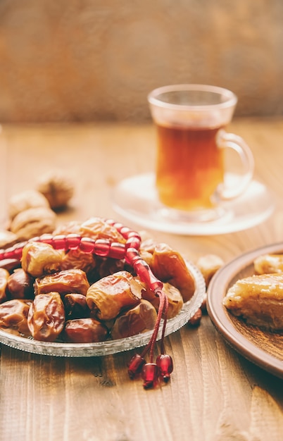 Dates, chapelets et baklava. Ramadan. Mise au point sélective.