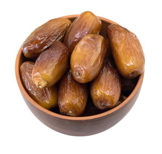 Dates dans une tasse sur un fond blanc isolé