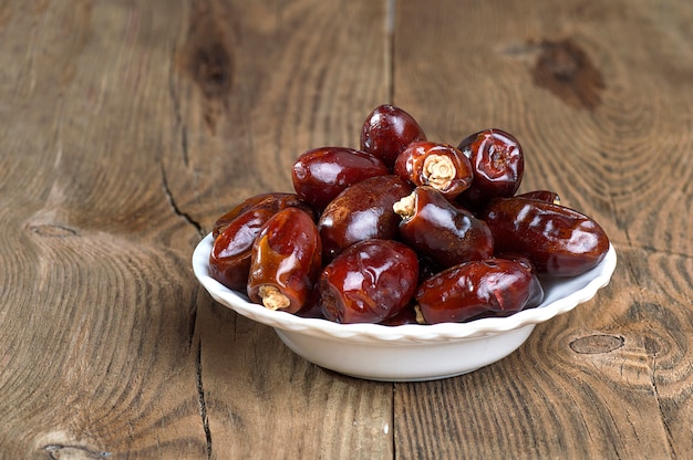 Dates sur fond en bois. Fruit de dattes séchées.