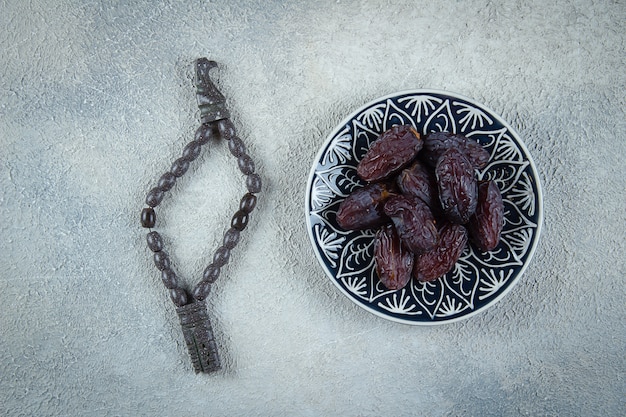 Dates Fraîches Sur Assiette Et Perles De Rosé