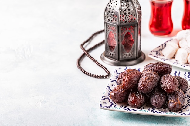 Dates fraîches de Medjool. Kareem Ramadan. Copiez l'espace.