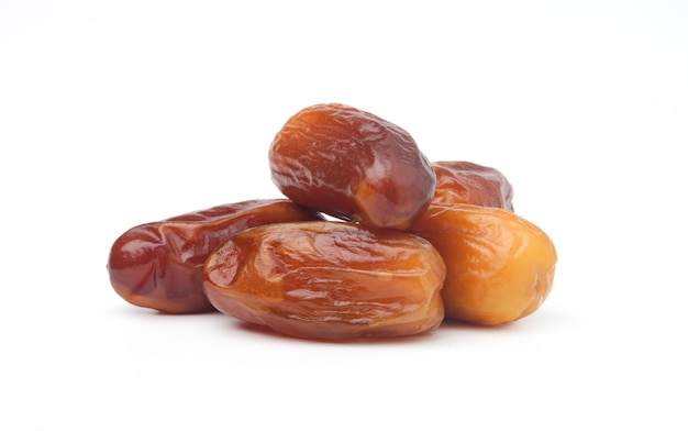 Dates fruits isolés sur fond blancFruits du Moyen-Orientfruits sains